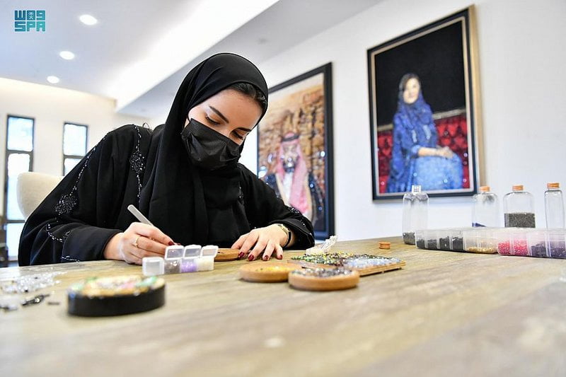 شاهد فنانة سعودية ترسم لوحة بأكثر من مليوني قطعة