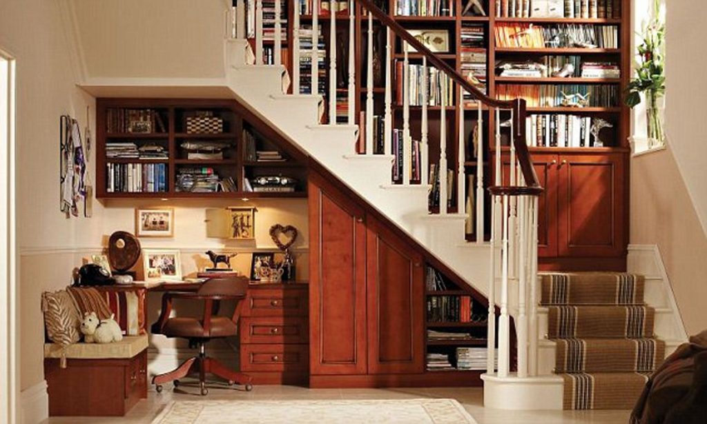 أجمل تصميمات مكتبة بالمنزل أسفل الدرج