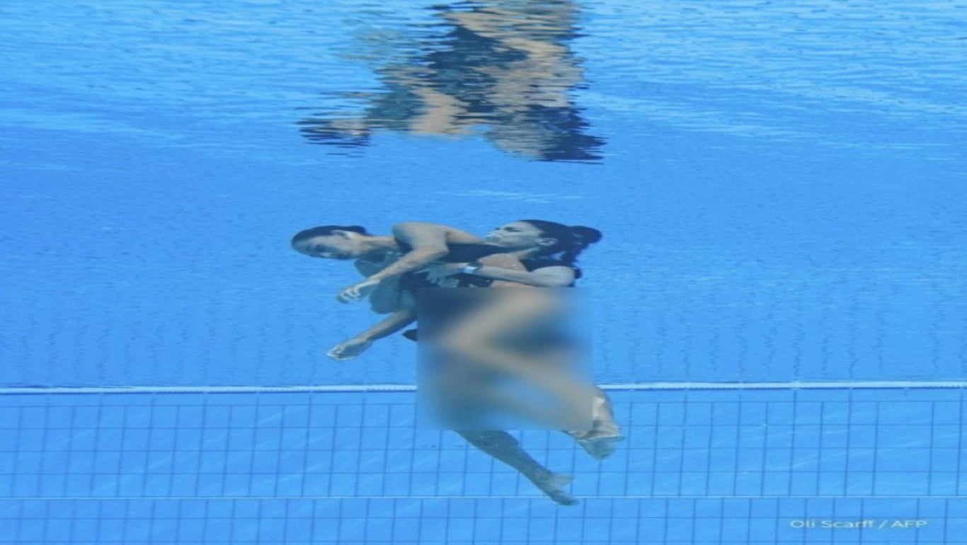 لحظة انقاذ سباحة امريكية بعد تعرضها لإغماء