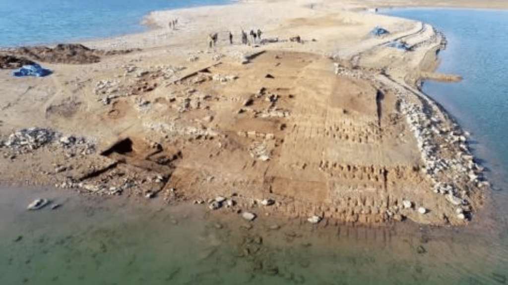 تفاصيل وحقيقة انحسار نهر الفرات يكشف عن مدينة أثرية في سوريا