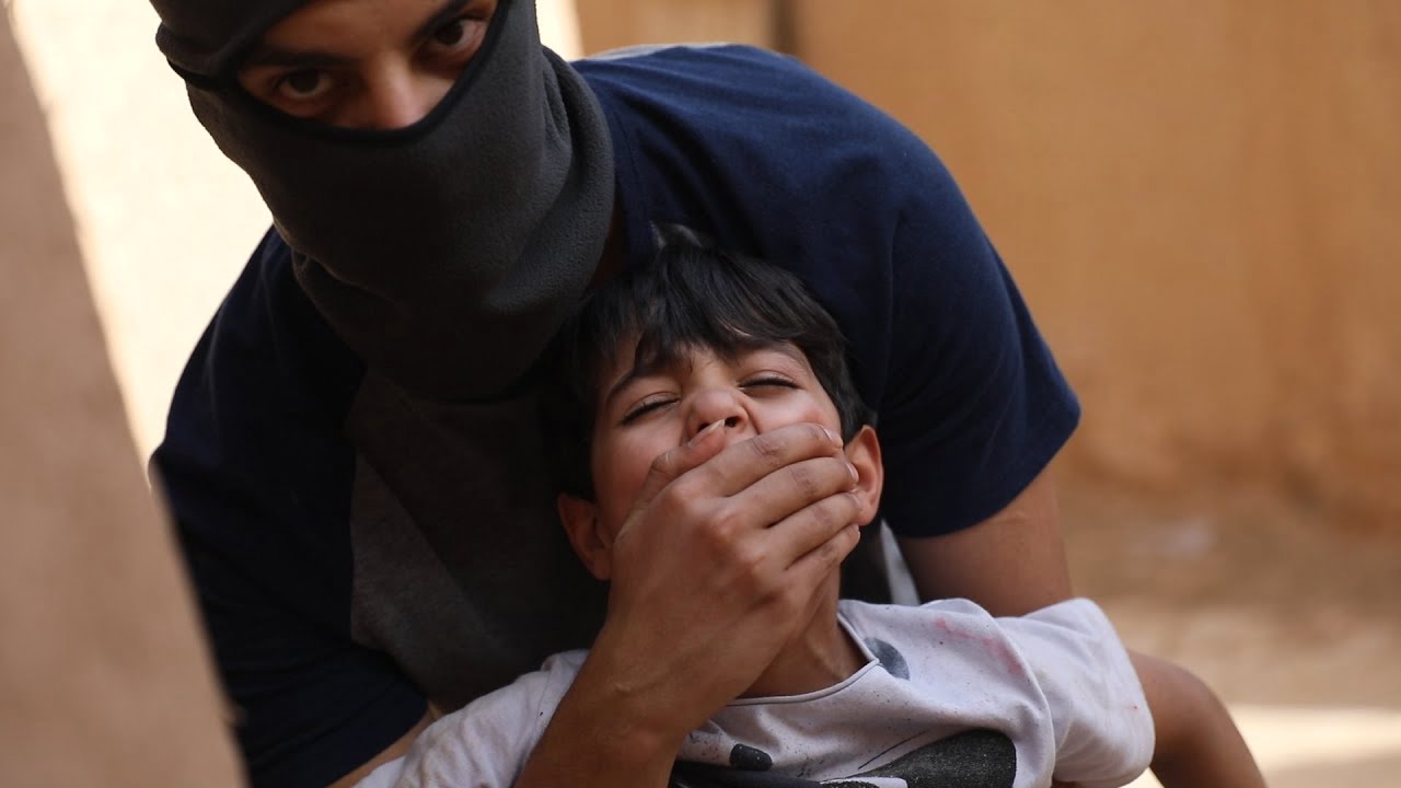 حقيقة فيديو طرق عصابة خطف أطفال أبواب الشقق في القاهرة