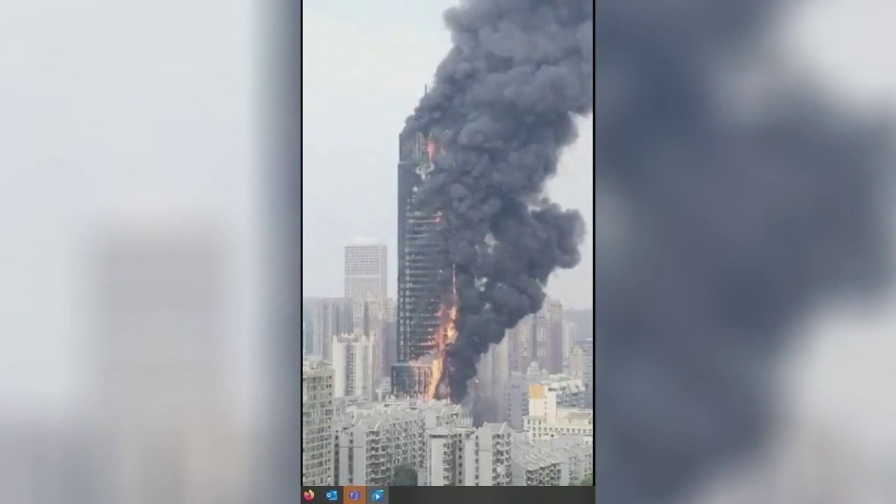 فيديو لحظة حريق ناطحة السحاب في وسط الصين