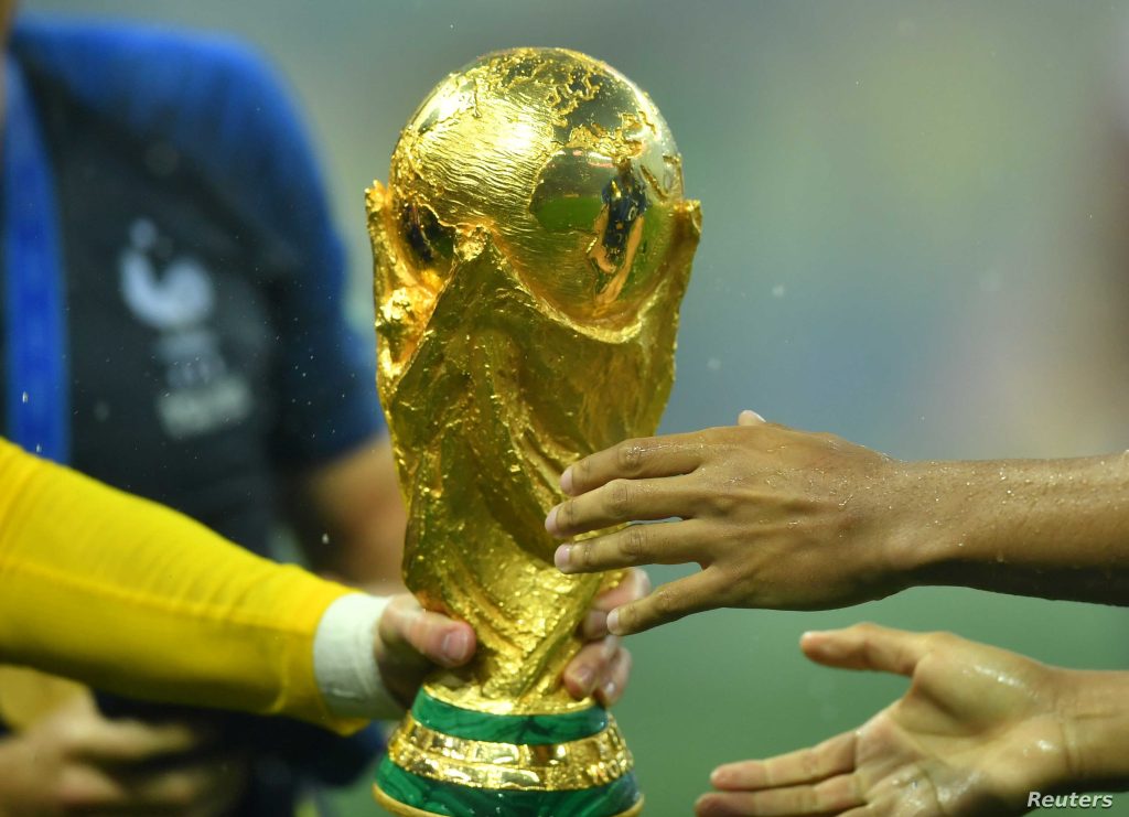 هل كأس العالم مصنوع من الذهب؟